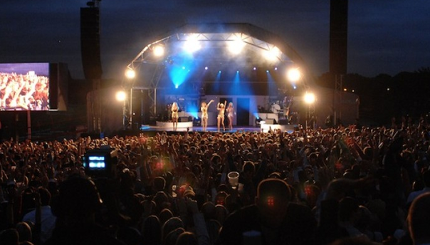 The concerts at Sandown Park are usually very popular.