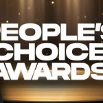 2023 People's Choice Ödülleri Blake Shelton Left ve Morgan Wallen ile onları çevreleyen gitar ve müzik notaları ile oranlar