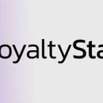 Logo Situs Loyaltystars berpusat dengan hadiah, atlet, dan citra kasino di sekitarnya