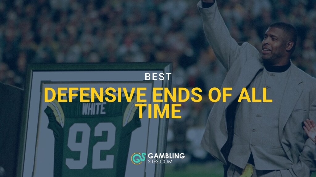 Former Green Bay Packers defensive end Reggie White acknowledges the crowd during a ceremony