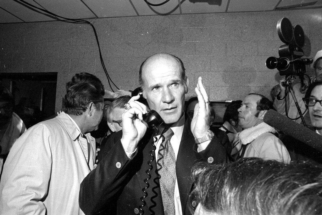 Dallas coach Tom Landry talks with President Nixon on the telephone