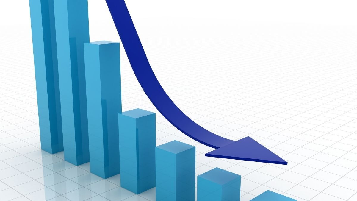 Blue bar chart with a large downward-curving arrow illustrating a decline