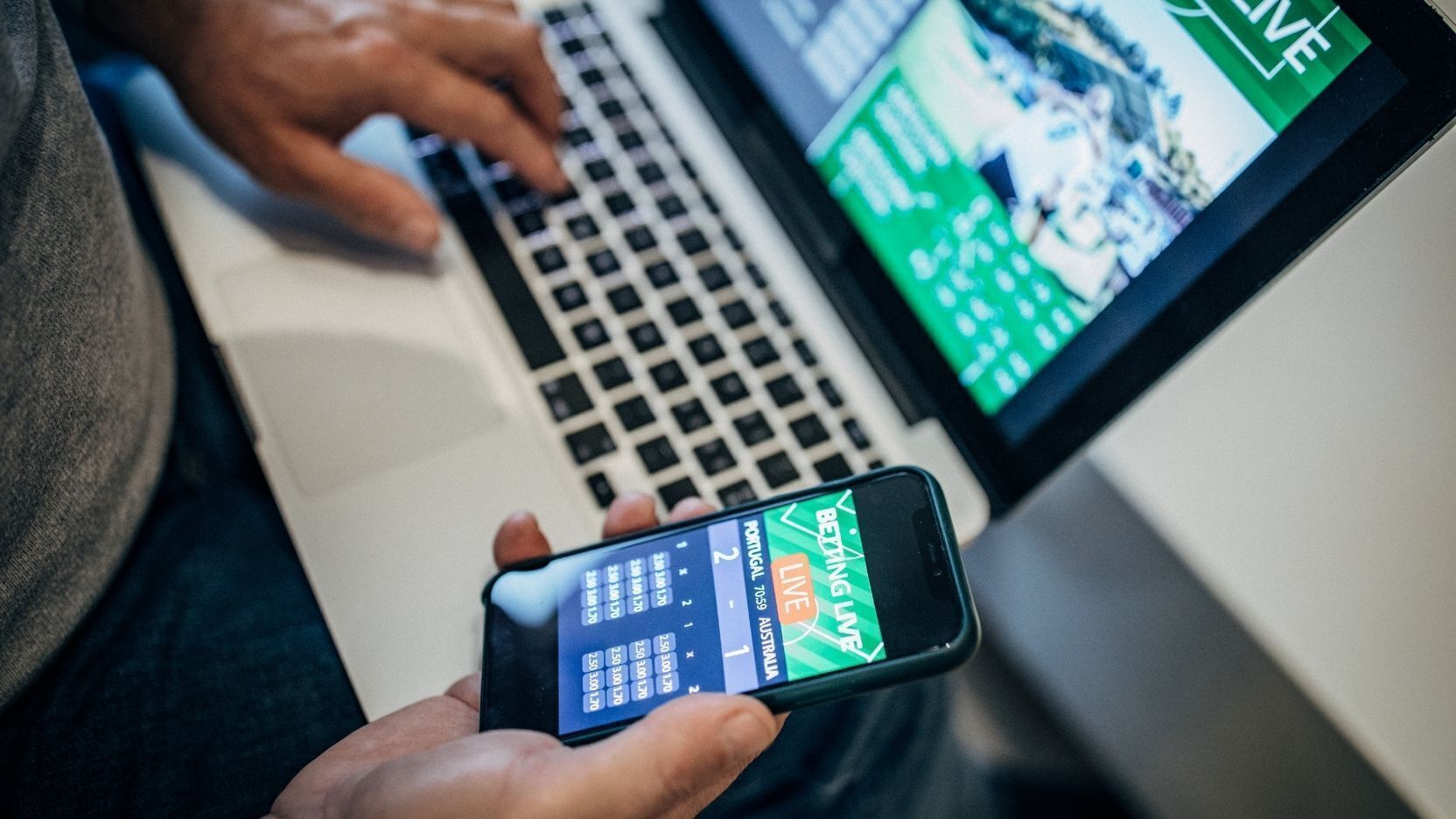 Arb Betting: How an Oddsmaker Beats Sportsbooks With a Micro-Investment Strategy